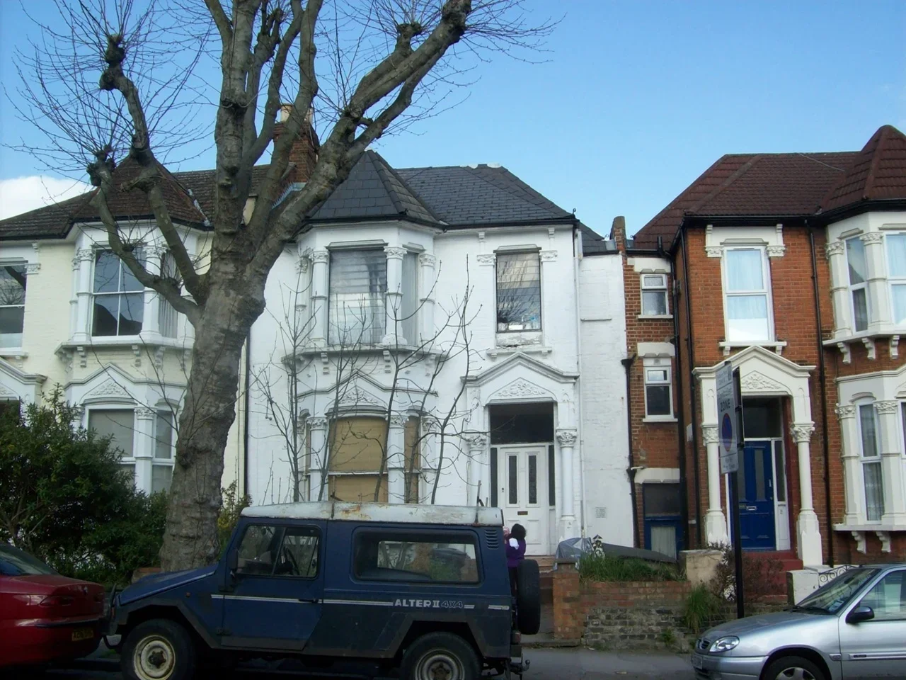 Flat Ferme Park Road in Greater London