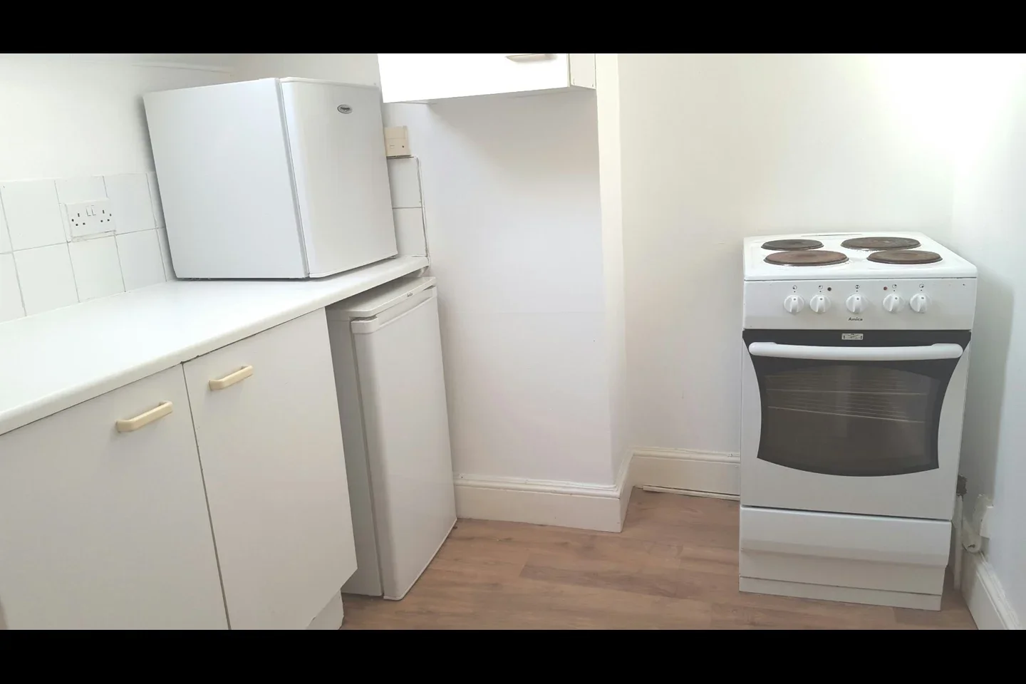 Flat Ferme Park Road in Greater London