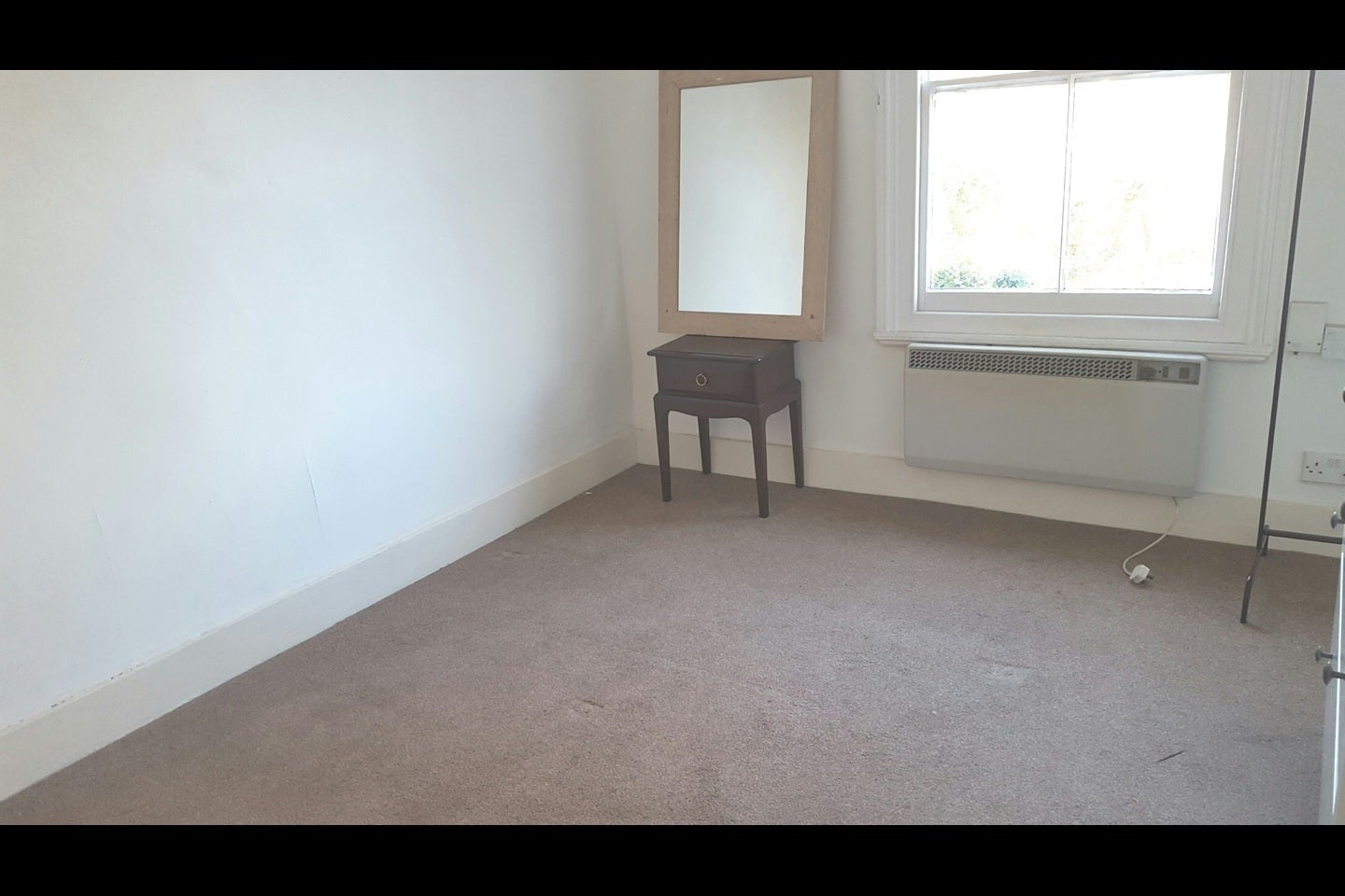 Flat Ferme Park Road in Greater London