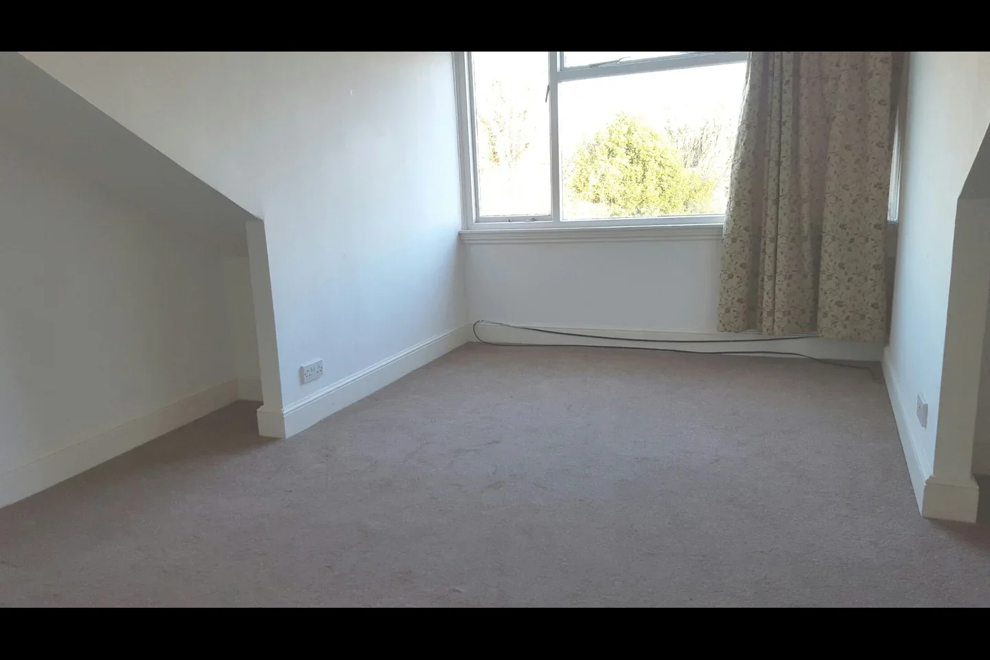 Flat Ferme Park Road in Greater London
