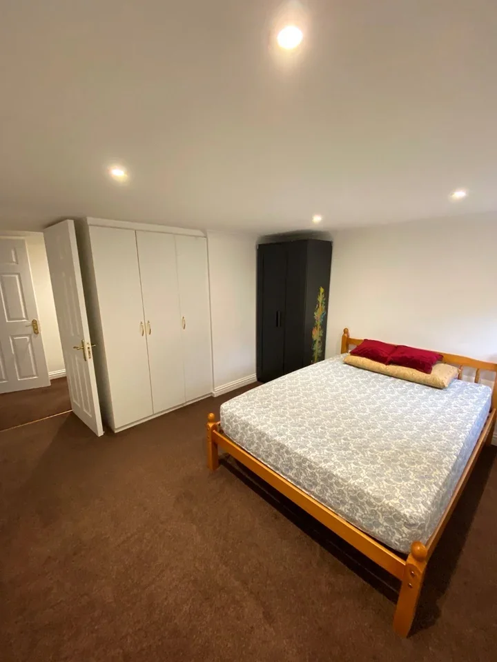 Flat Kenton Road in Greater London