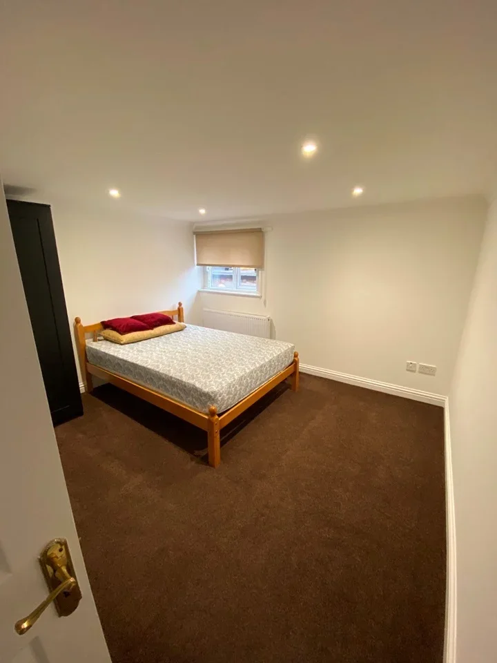 Flat Kenton Road in Greater London