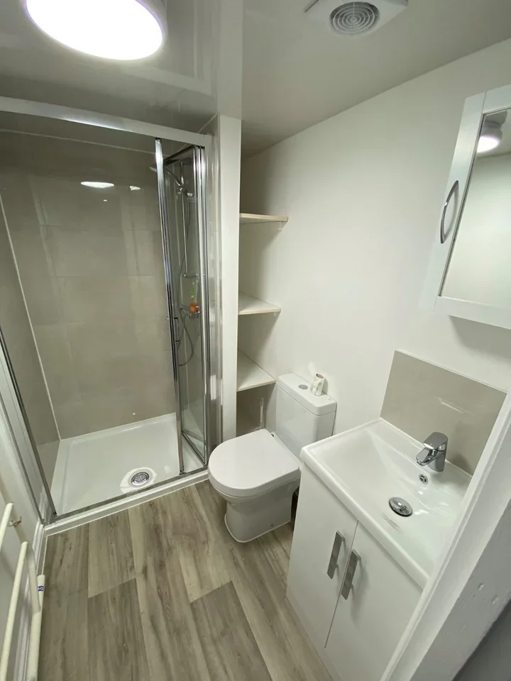 Flat Kenton Road in Greater London