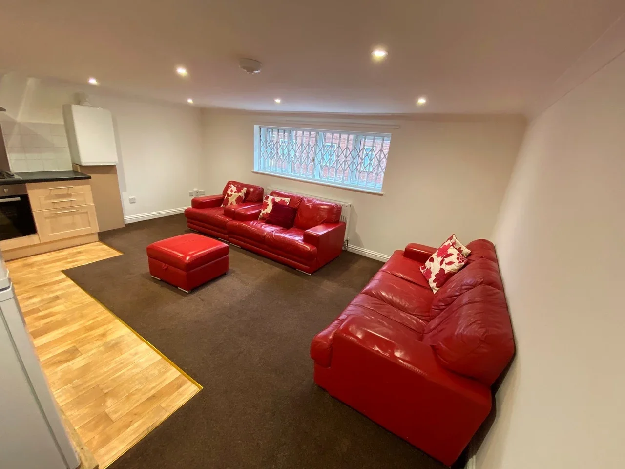Flat Kenton Road in Greater London