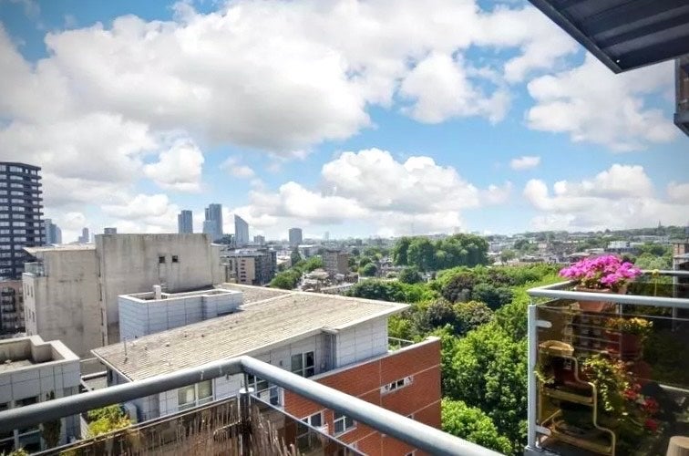 Room Balmes Road in Greater London