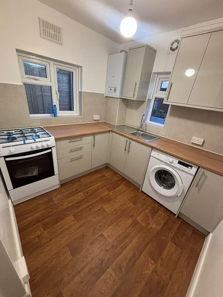 Flat Central Road in Greater London