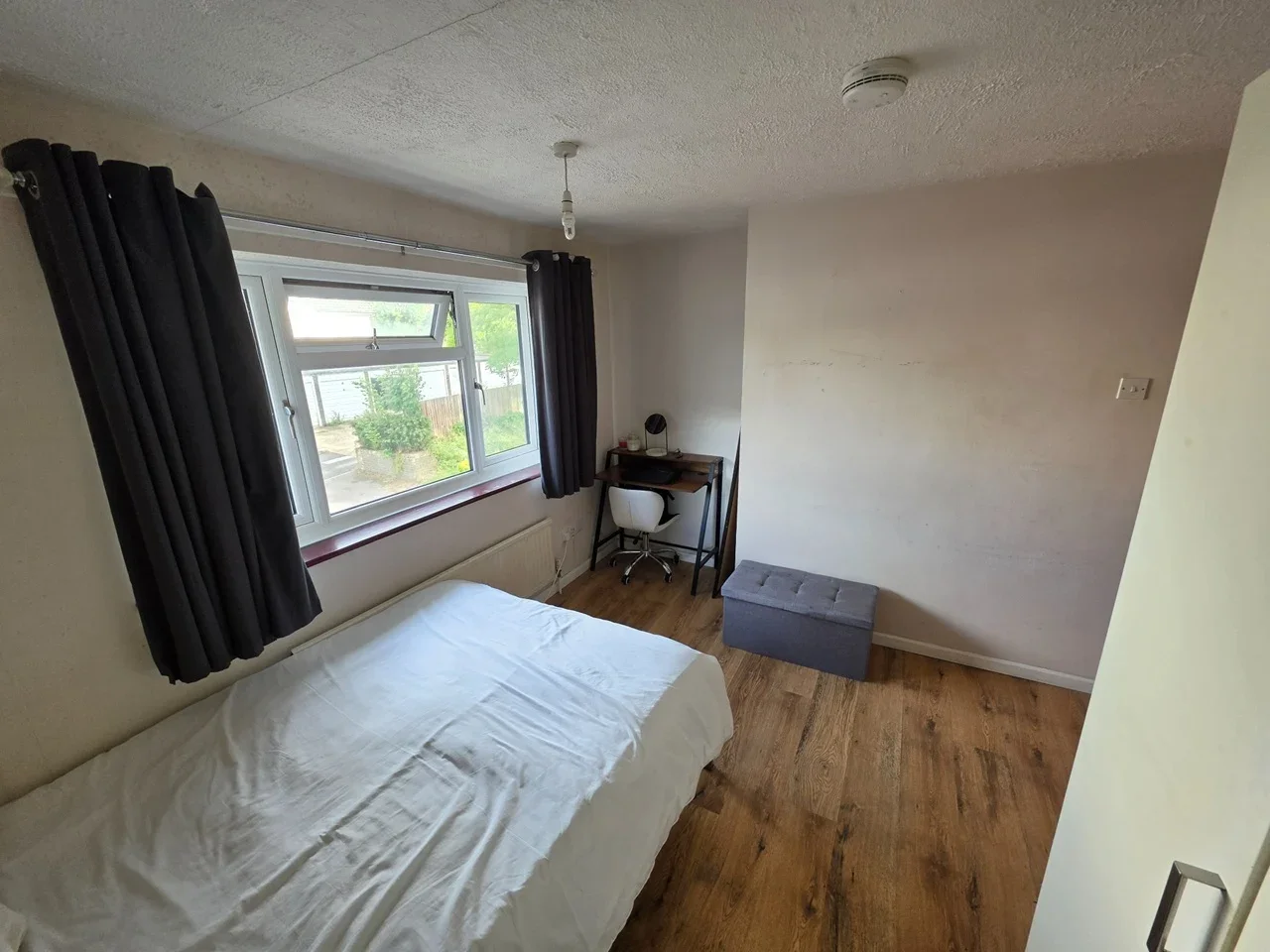 Room Friars Rookery in Crawley