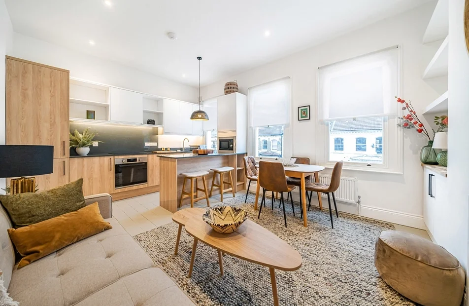 Flat Prideaux Road in Greater London