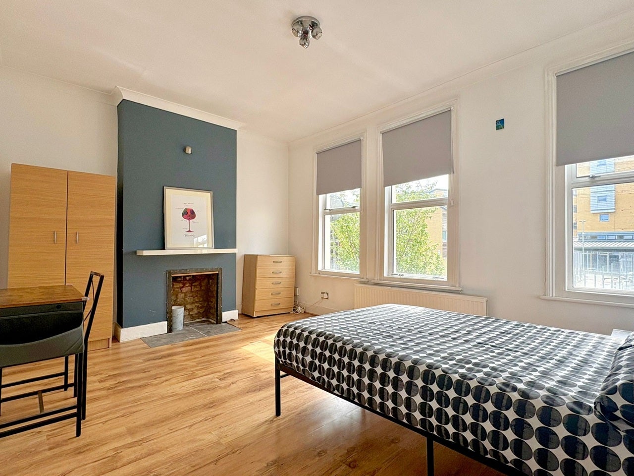 Room De Morgan Road in Greater London