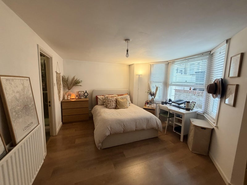 Room Ferndale Road in Greater London