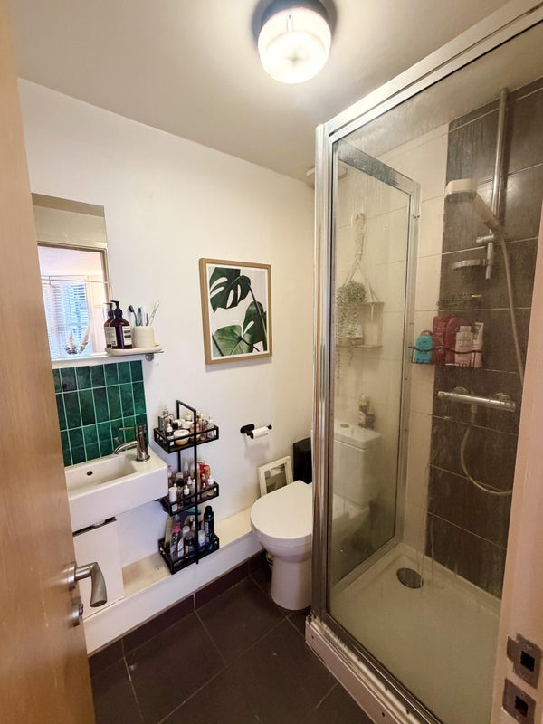 Room Ferndale Road in Greater London