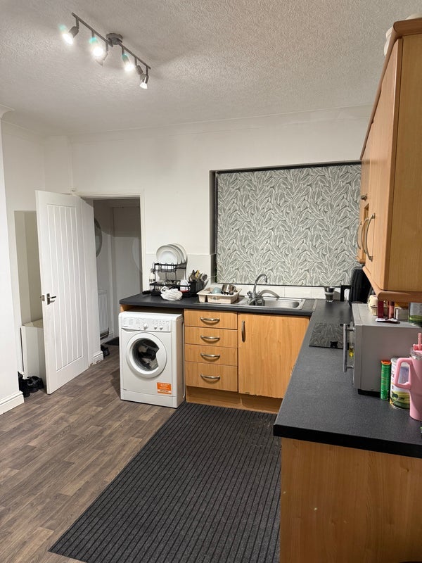 Room Dundonald Road in Chesterfield
