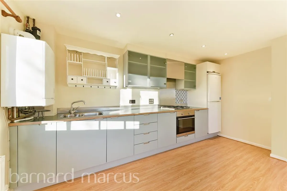 Flat Ashford Road in Greater London