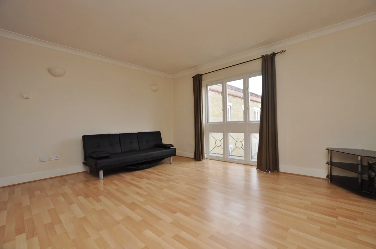 Flat Raven Row in Greater London