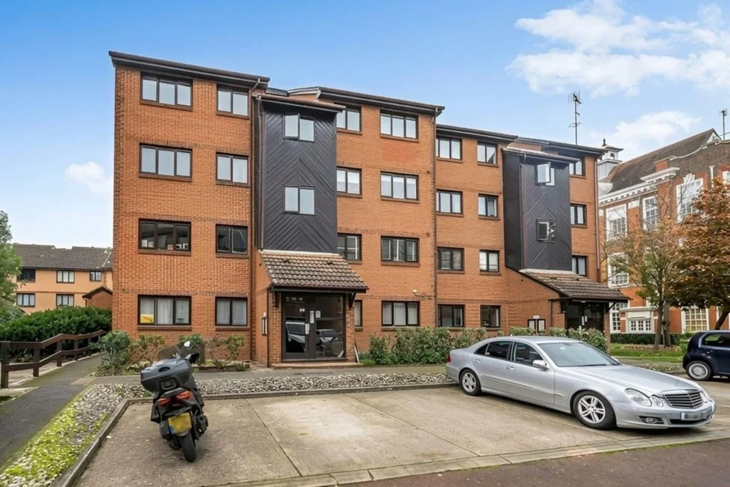 Flat Cross Road in Greater London