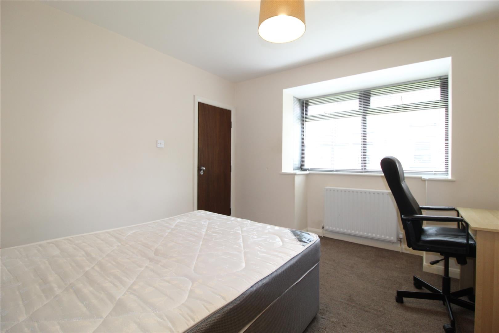 Room Vicarage Terrace in Leeds