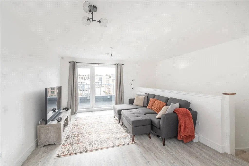 Flat Fauldburn Park in Edinburgh