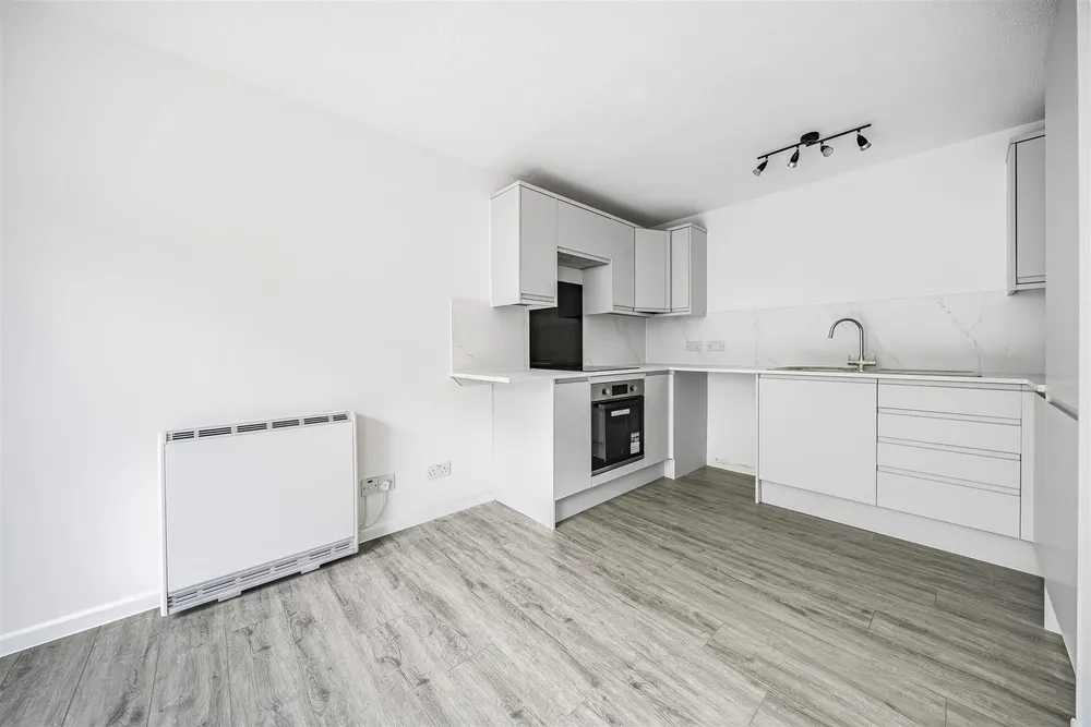 Flat Kinnerton Way in Exeter
