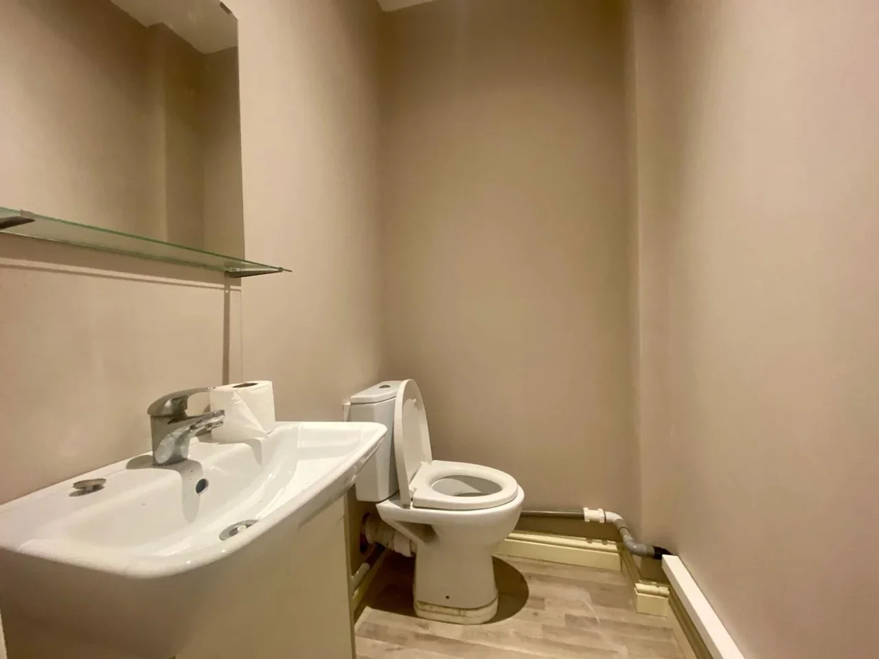 Flat Northwood Road in Greater London