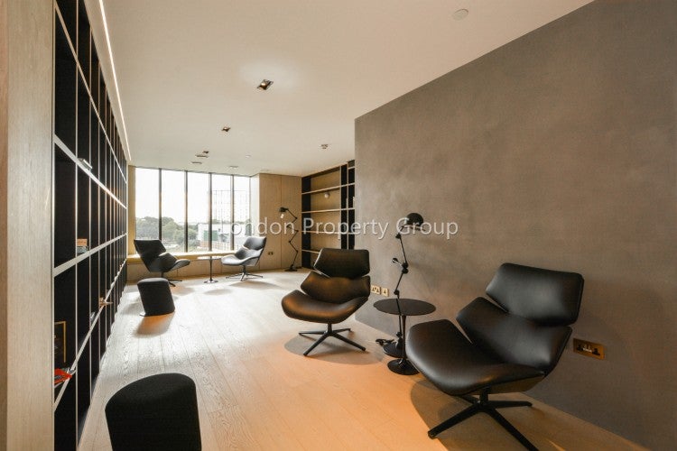 Flat Mudlarks Boulevard in Greater London
