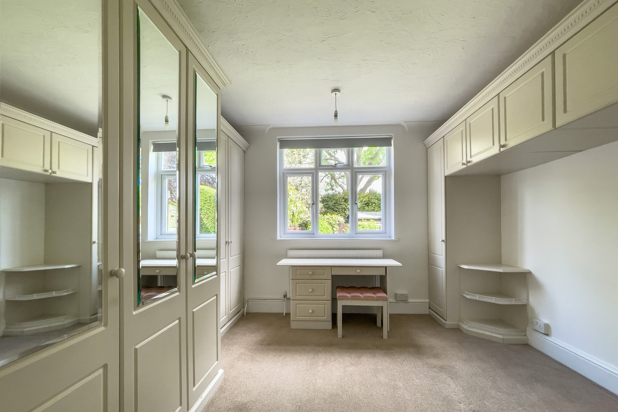 Flat Weston Road in Elmbridge