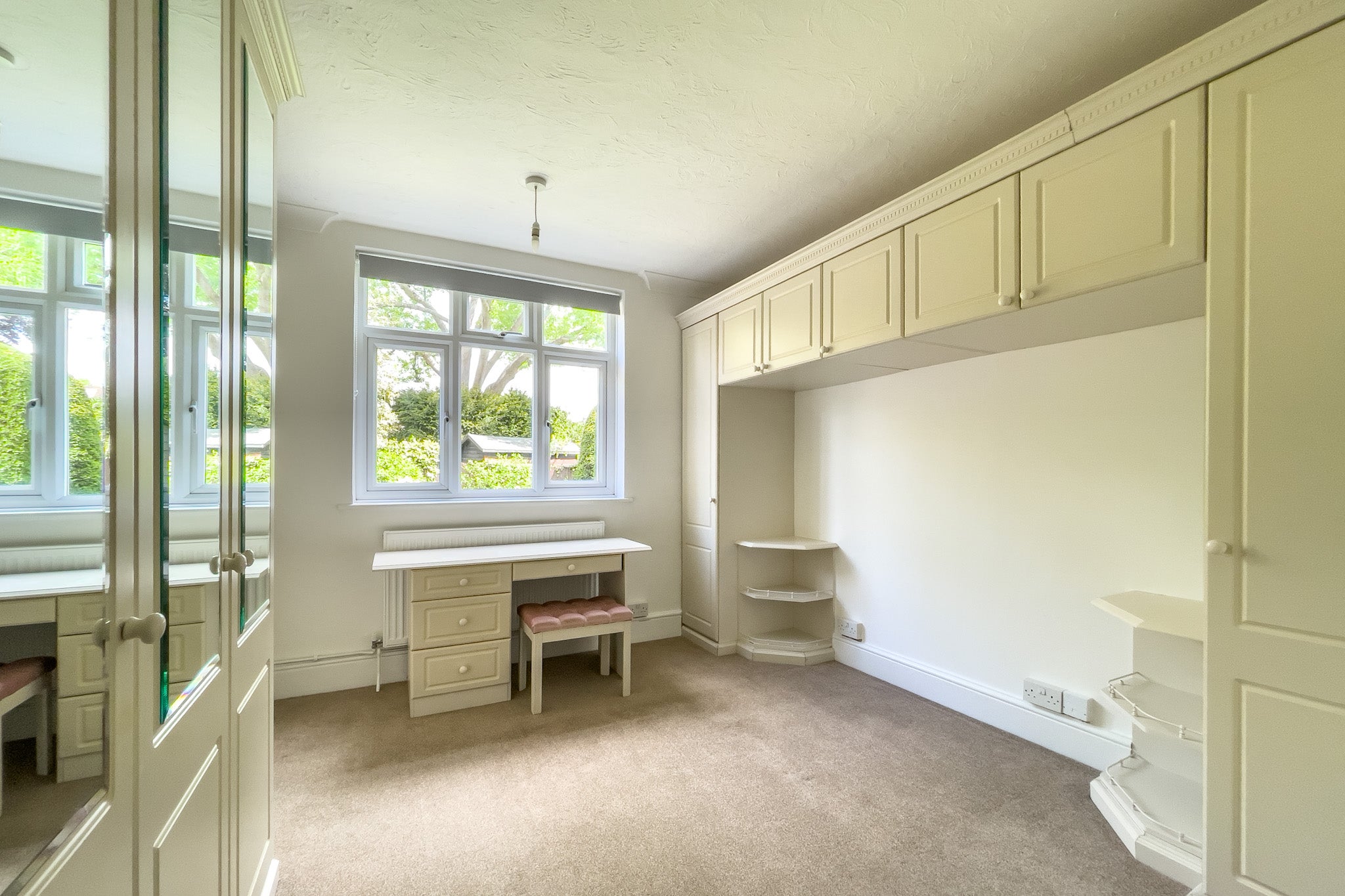 Flat Weston Road in Elmbridge