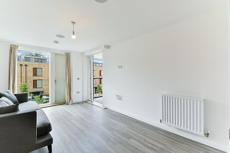Flat Quayle Crescent in Greater London