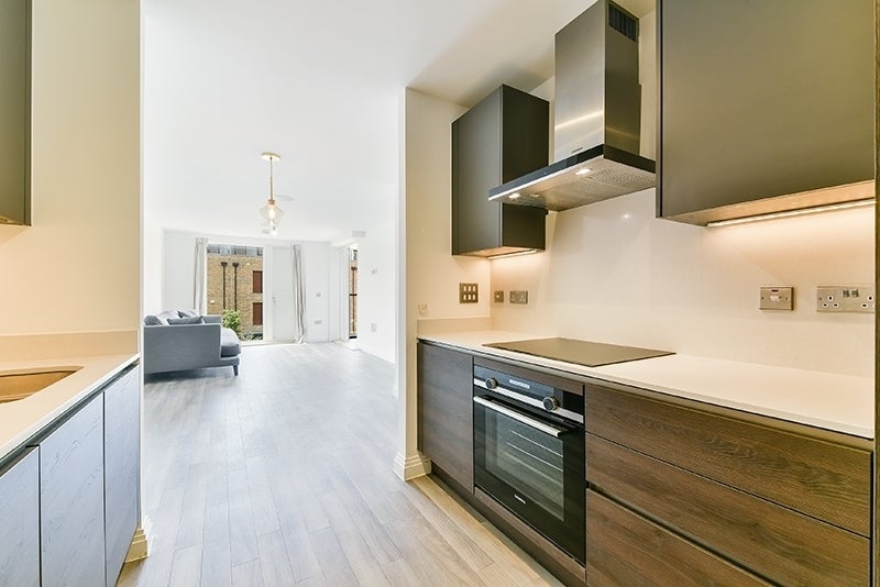Flat Quayle Crescent in Greater London