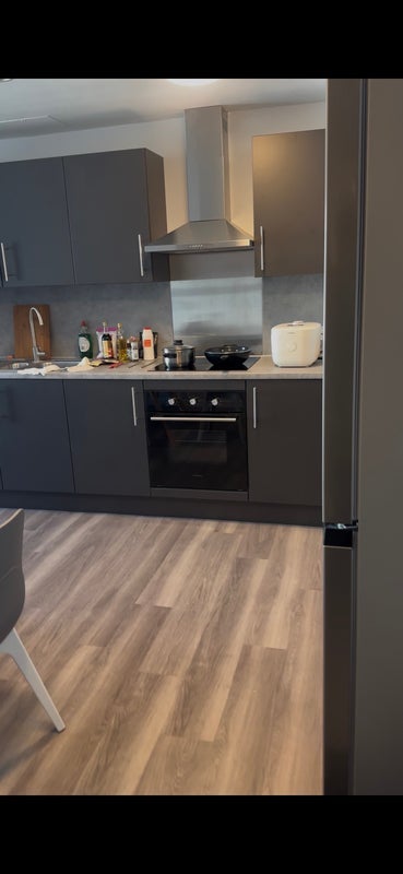 Room Empire Way in Greater London