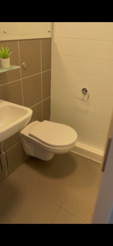 Room Empire Way in Greater London