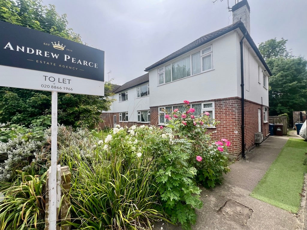 Flat Marsh Road in Greater London