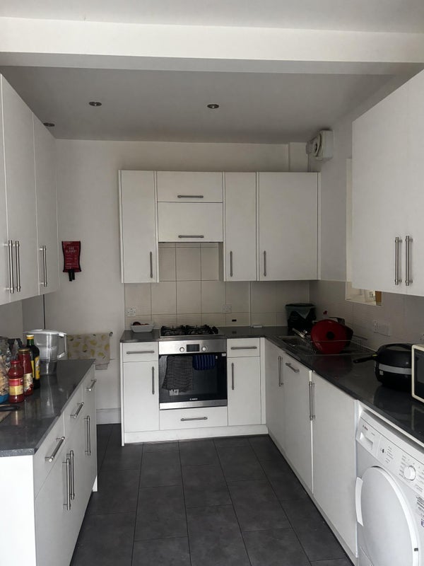 Room Kingsdown Avenue in Greater London