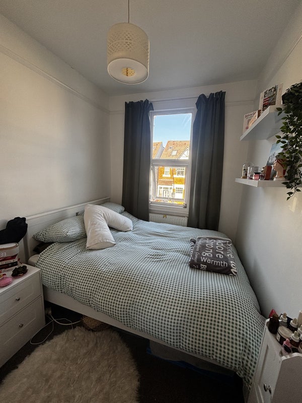 Room Kingsdown Avenue in Greater London