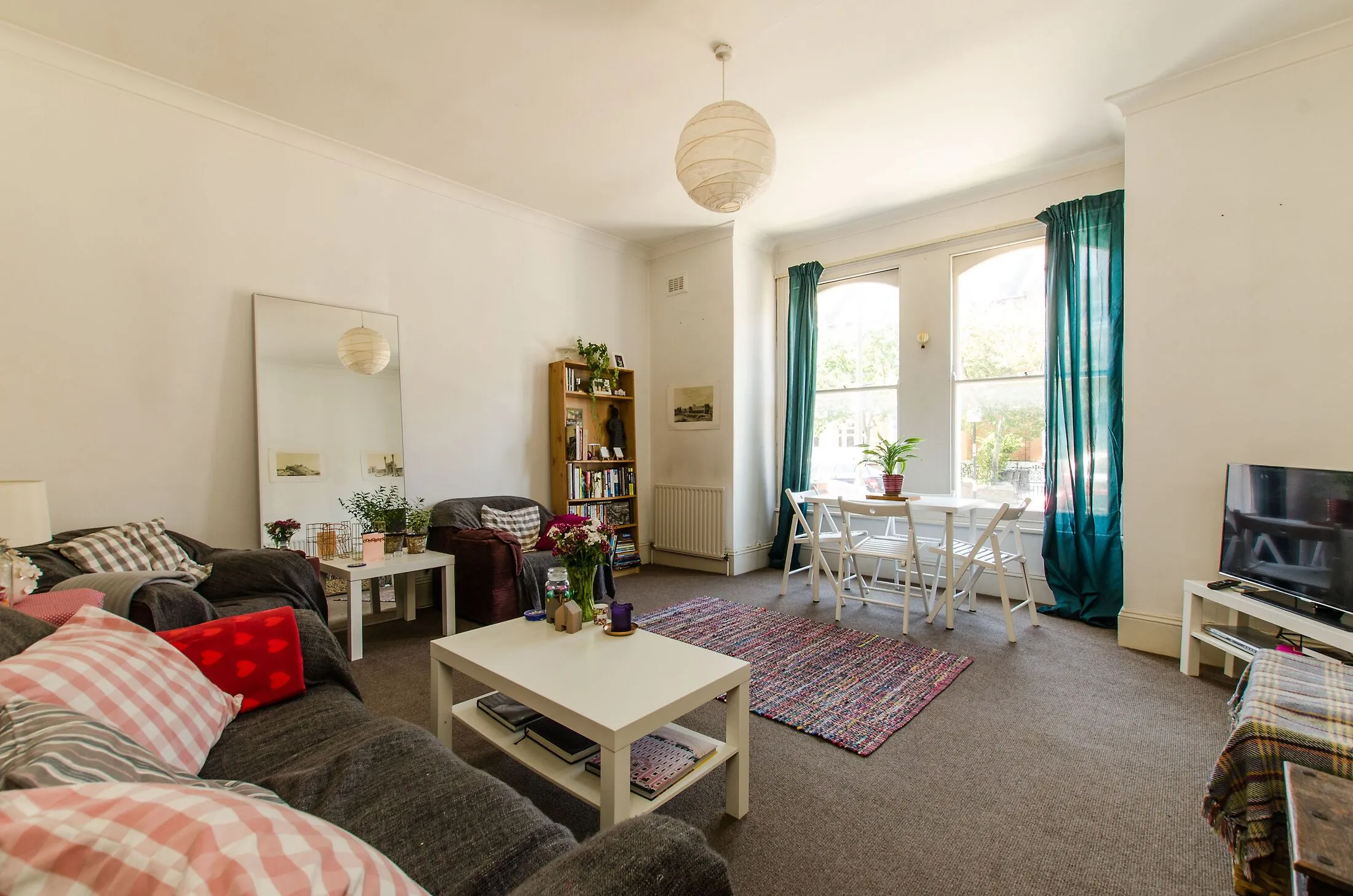 Flat Drakefield Road in Greater London