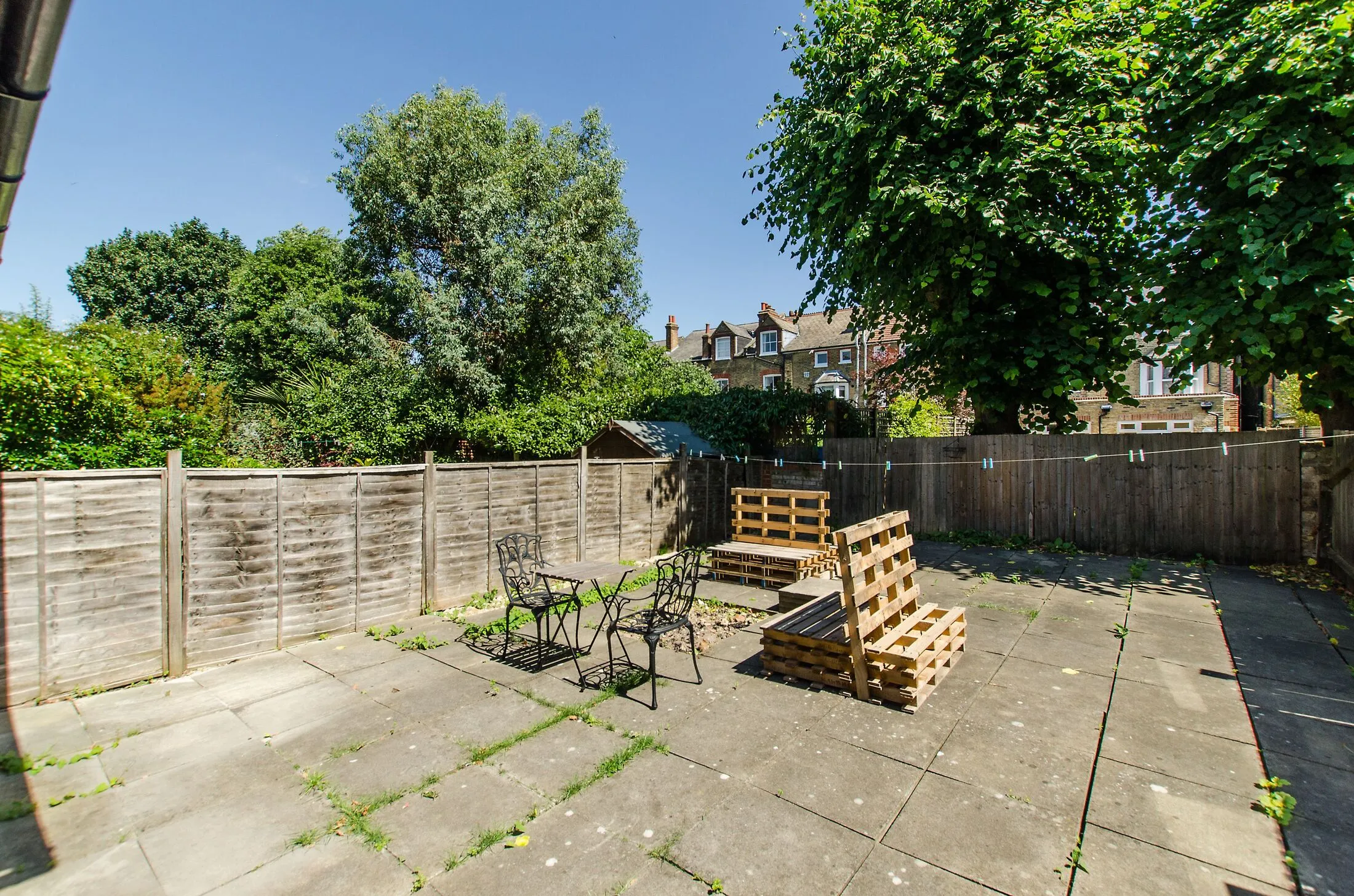 Flat Drakefield Road in Greater London