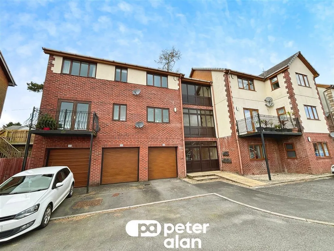 Flat Kingswood Close in Hengoed
