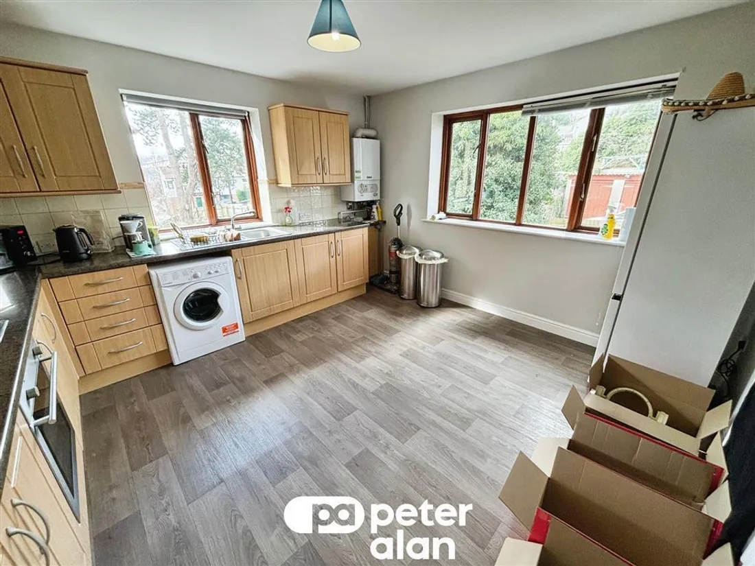 Flat Kingswood Close in Hengoed