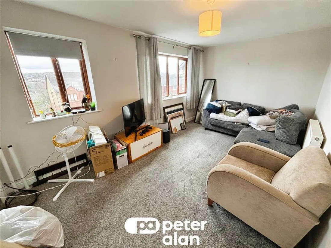 Flat Kingswood Close in Hengoed