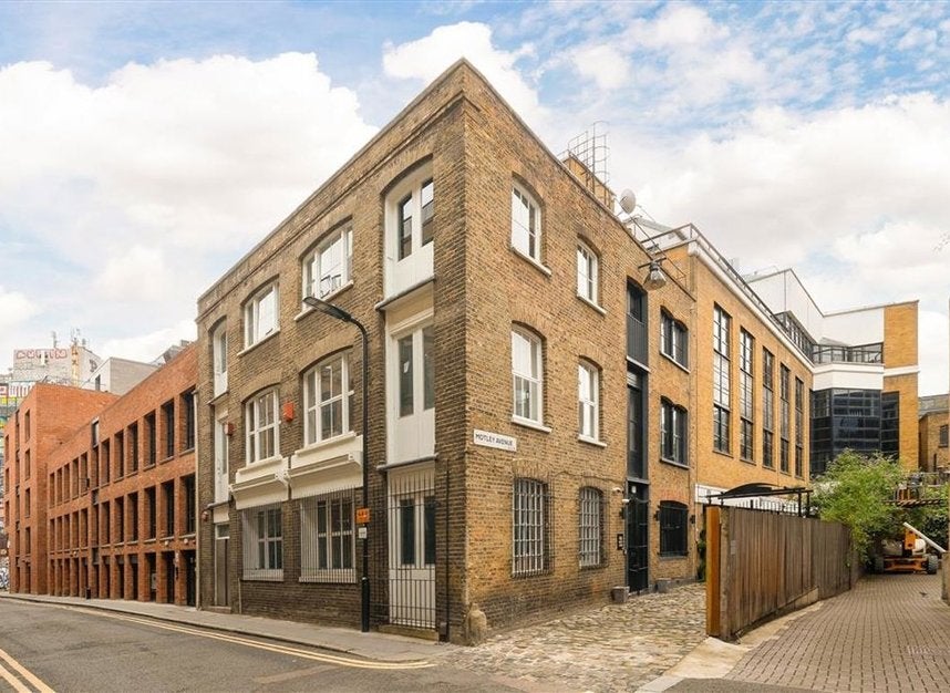 Flat Scrutton Street in Greater London