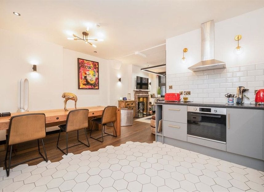 Flat Scrutton Street in Greater London