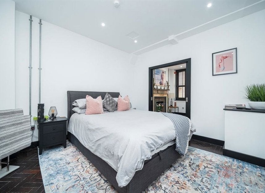 Flat Scrutton Street in Greater London