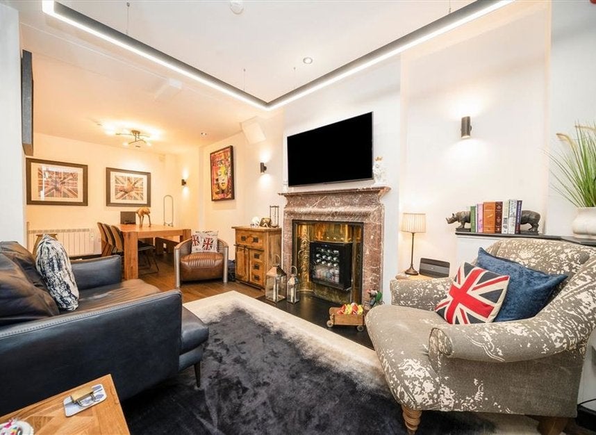 Flat Scrutton Street in Greater London