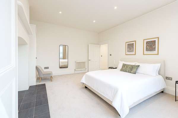 Flat Hay Mews in Greater London