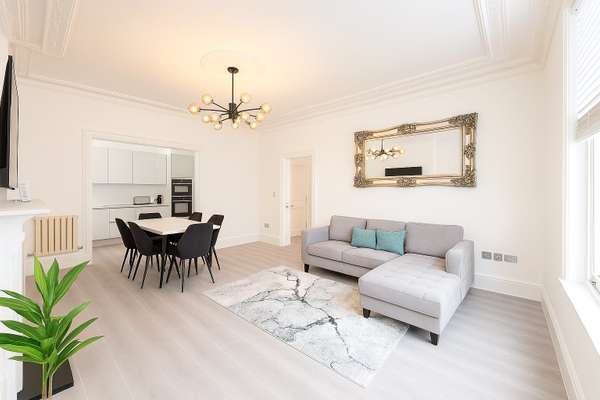 Flat Hay Mews in Greater London