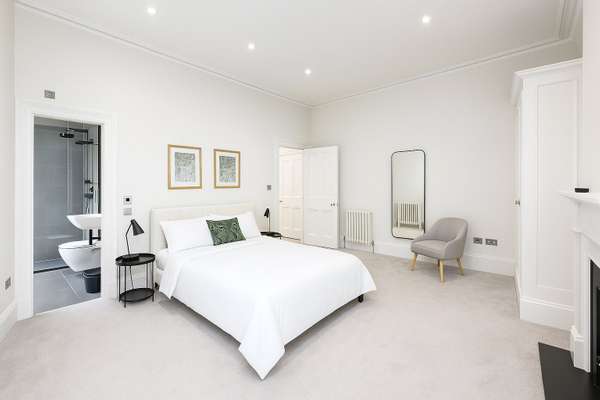 Flat Hay Mews in Greater London