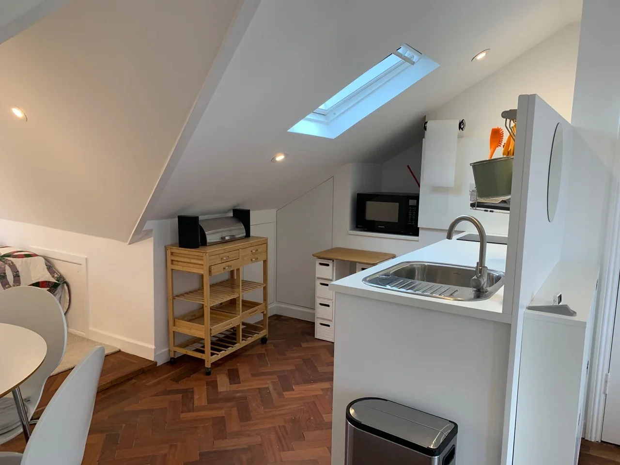 Flat Melbourne Avenue in Greater London