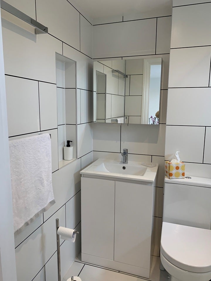 Flat Melbourne Avenue in Greater London