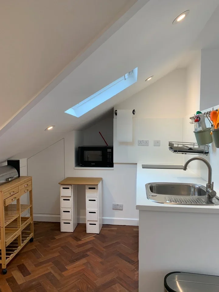 Flat Melbourne Avenue in Greater London