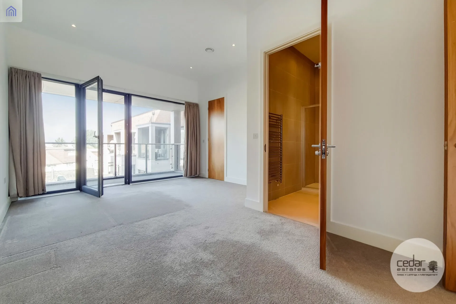 Flat Finchley Road in Greater London