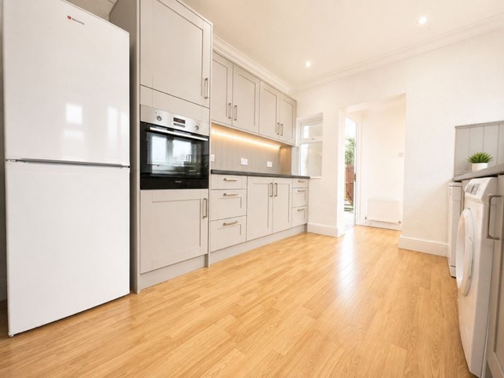Flat Delamare Road in Cheshunt